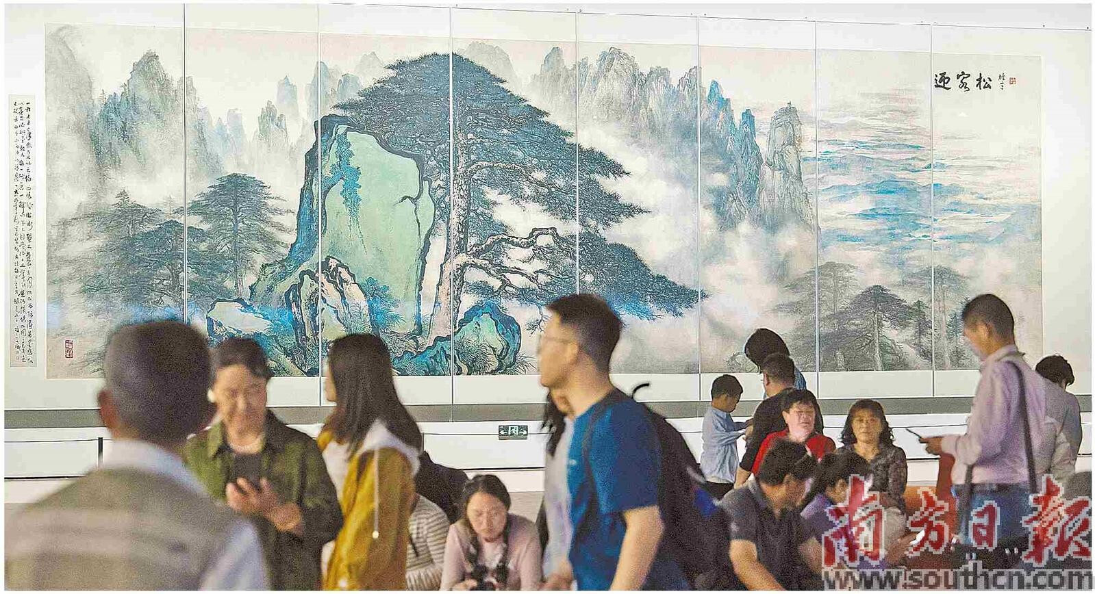 10月19日,观众在上海中华艺术宫参观“其命惟新——广东美术百年大展”的作品。南方日报记者 张冠军 仇敏业 摄