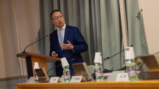林定国介绍香港在“一国两制”下的法律优势。 林定国介绍香港在“一国两制”下的法律优势。