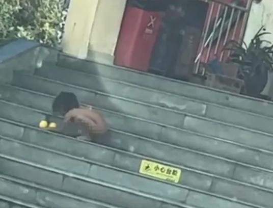 赤裸小孩正进行行为矫正