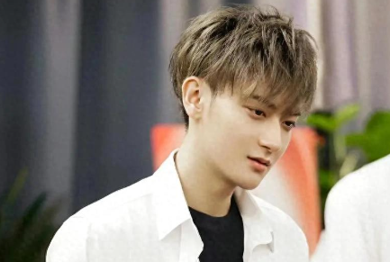 黄子韬卫生巾公司招聘月薪最高3万