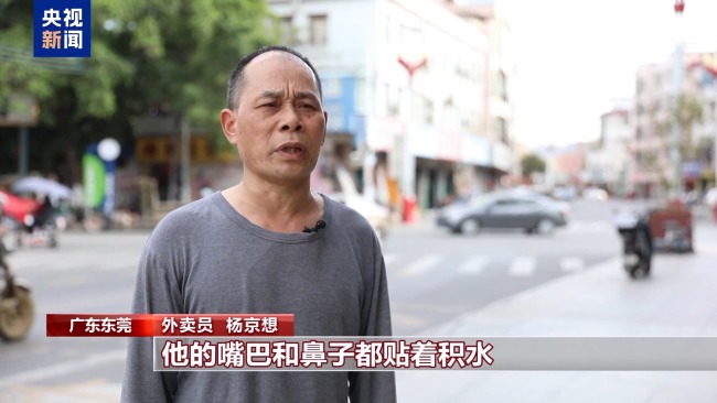 路遇老人摔倒 外卖小哥出手了