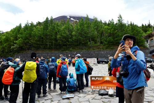 去年登山季第一天，登山客聚集在富士山五合目。 路透社