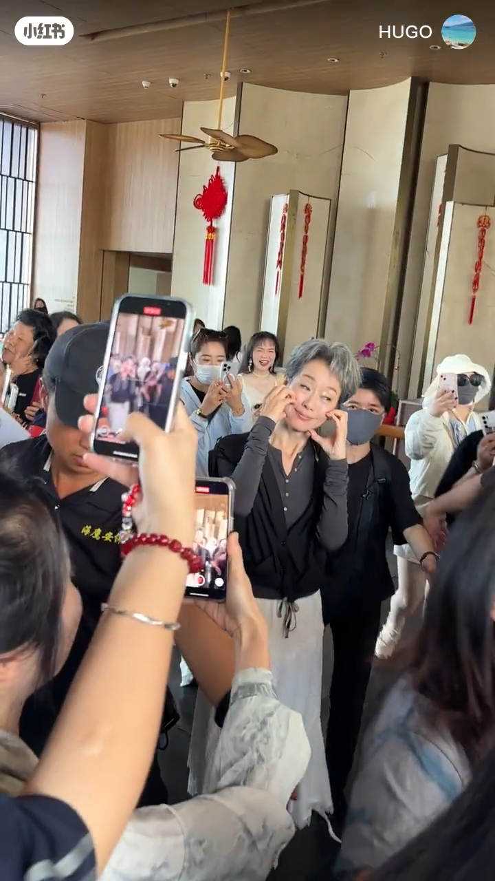 叶童见惯大场面，仍然对粉丝报以微笑。