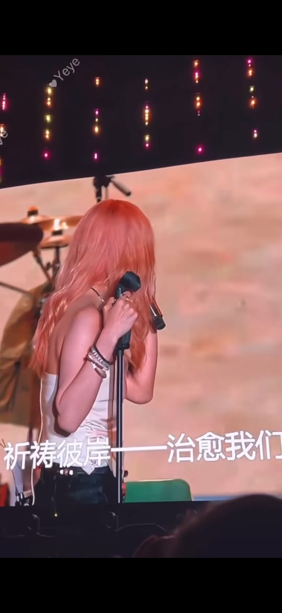 薛凯琪日前在内地演唱，在台上失声痛哭。