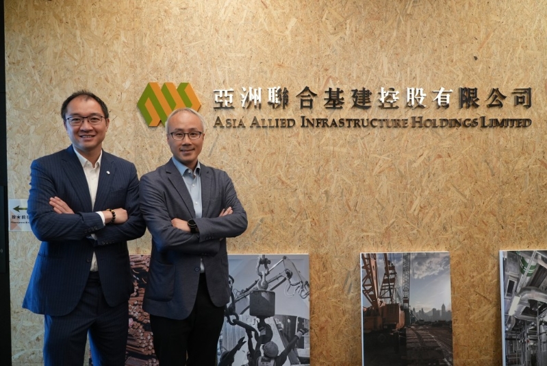 亚洲联合基建(711)行政总裁彭一邦(左)及俊和建筑副行政总裁陆伟霖 亚洲联合基建(711)行政总裁彭一邦(左)及俊和建筑副行政总裁陆伟霖