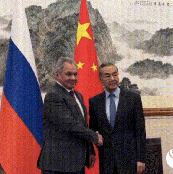 现场画面!绍伊古抵达北京:飞机舷梯铺红毯迎接客人 热情握手