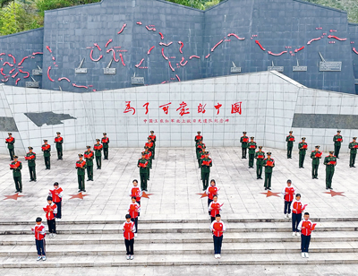 清贫的风骨 赤诚的信仰 武警江西总队上饶支队组织官兵前往怀玉山清贫园,与当地小学生共同朗诵《可爱的中国》(资料照片)。史延鑫摄