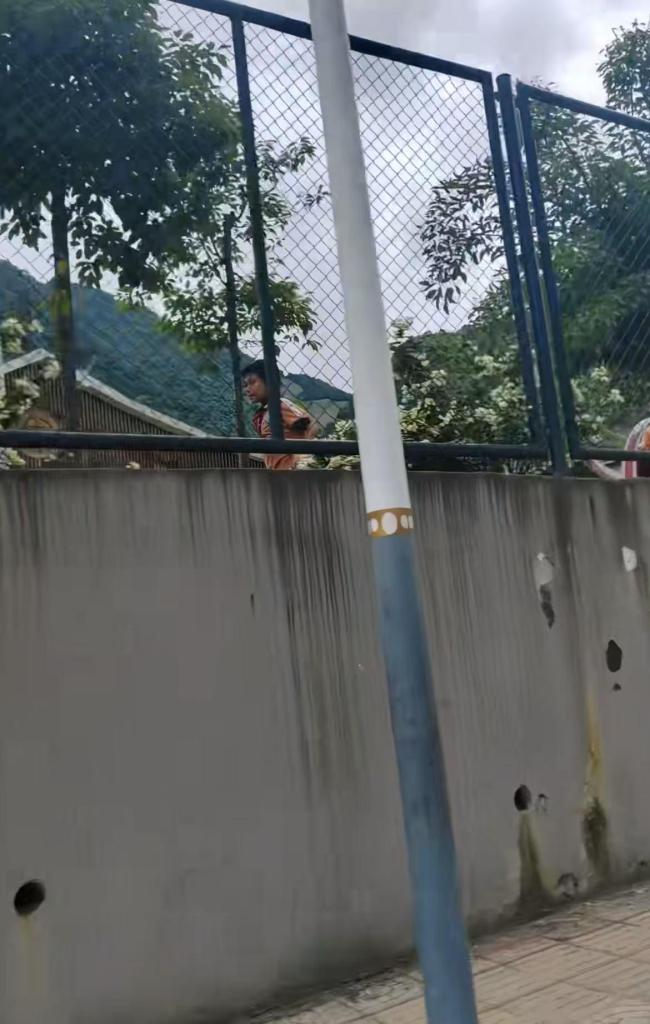 女生支教结束遭学生追车送别