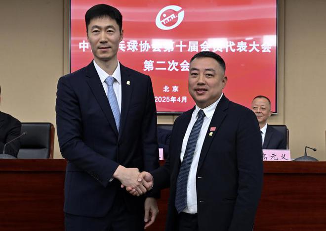 刘国梁（右）辞去中国乒协主席一职。