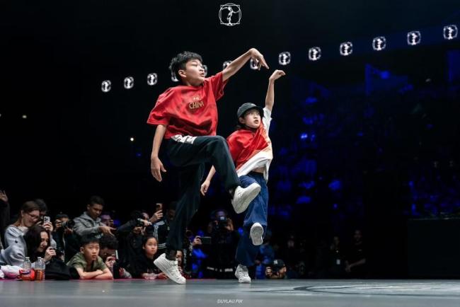 追光丨中国风街舞点燃巴黎,“小孩哥”啥来头?