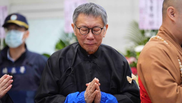 图为柯文哲10日出席父亲告别式