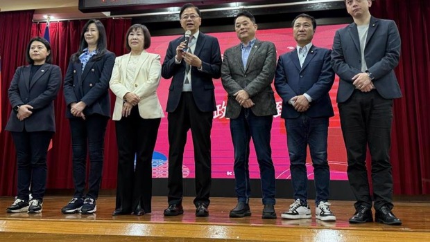 桃园市6席国民党“立委”全数将进行罢免投票。图为张善政与桃园6蓝委。