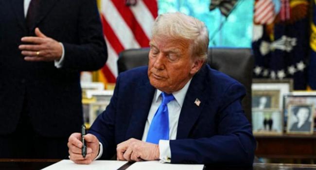 为何特朗普老是搬石头砸自己的脚