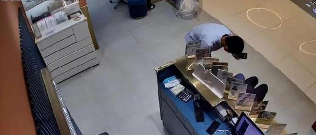 北京一民警休假逛商场偶遇骗局，当场识破：休假不“休责”