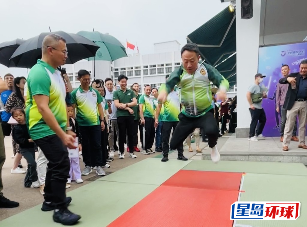 海关关长陈子达即场参与入职跳远体能测试。