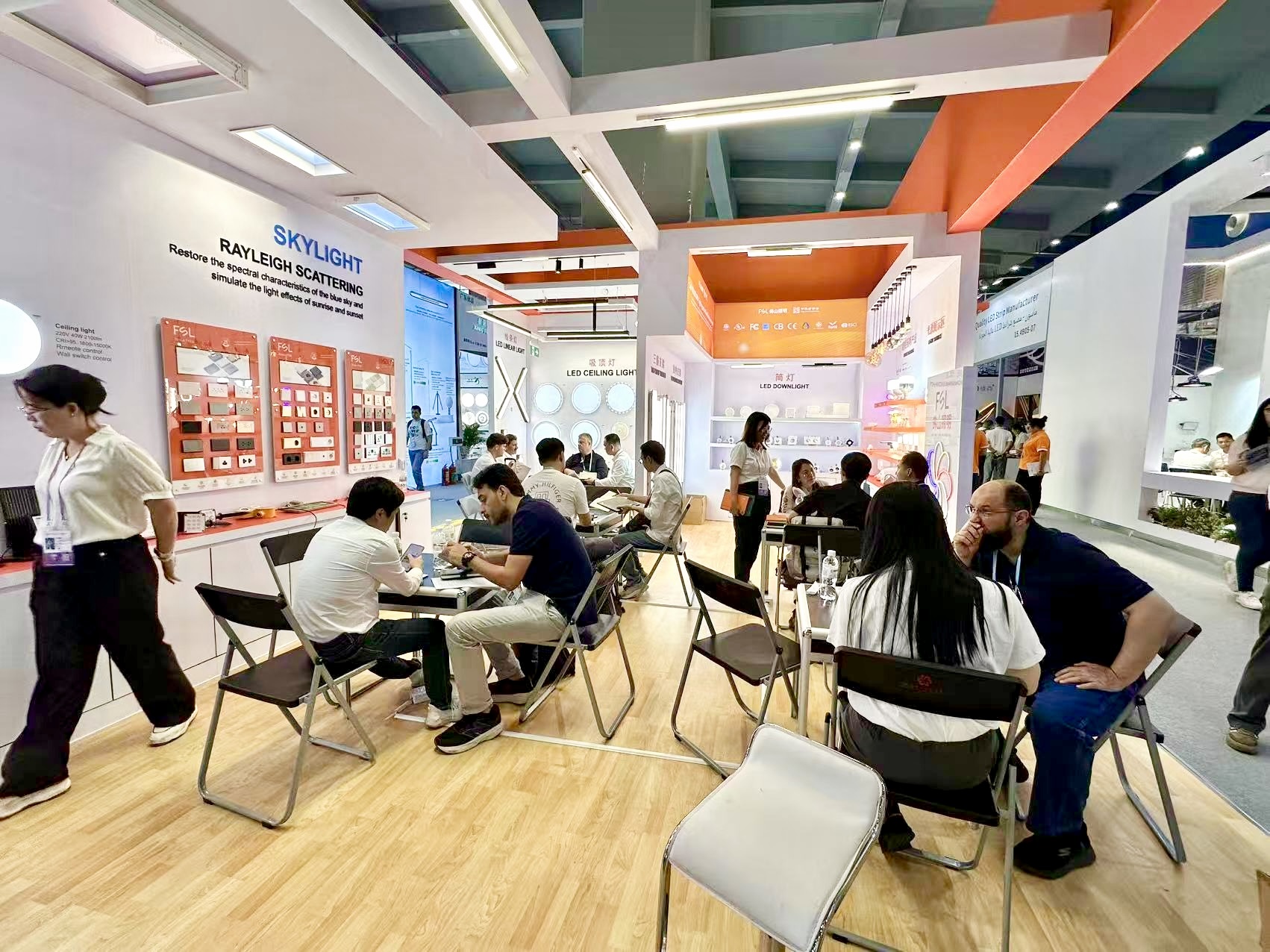 佛山照明展位吸引大批客商洽谈