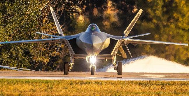 歼20隐身战斗机弹射救生试验画面