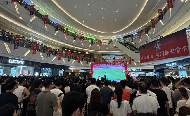 苏超赛场外美食市集引球迷打卡