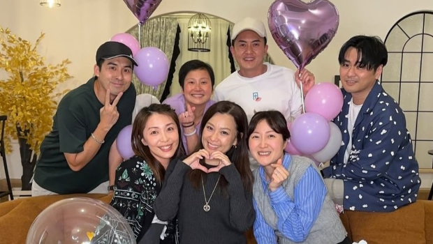 Sammie获前同事庆生，但唔见老公郑中基现身。