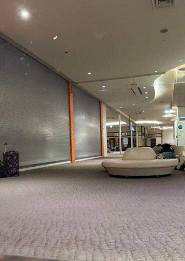 日本强震后多人在机场大厅打地铺