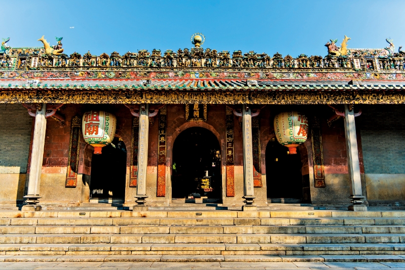佛山祖庙始建于北宋元丰年间,庙内供奉北帝,以祈求佛山这沿海地区风调雨顺,惟曾于元末时期毁于大灾,明朝时重建,清光绪25年(1899年)全面修葺,屋脊饰以当地著名的石湾陶塑。昔日的神庙,如今已成为艺术文化荟萃之地。 佛山祖庙始建于北宋元丰年间,庙内供奉北帝,以祈求佛山这沿海地区风调雨顺,惟曾于元末时期毁于大灾,明朝时重建,清光绪25年(1899年)全面修葺,屋脊饰以当地著名的石湾陶塑。昔日的神庙,如今已成为艺术文化荟萃之地。