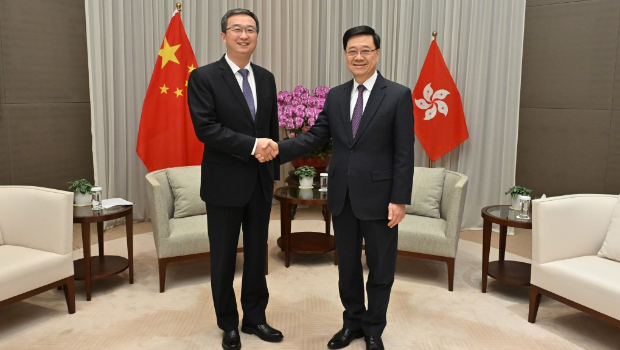 行政长官李家超（右）与东莞市委书记韦皓（左）会面。