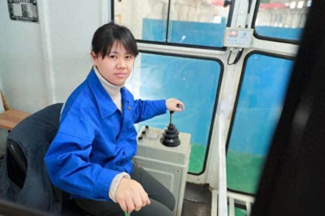 26岁女生在高空操控“钢铁巨兽”