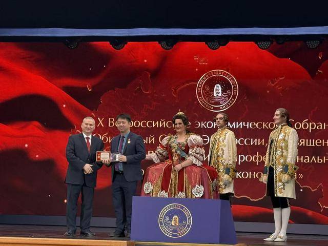 在克里姆林宫颁发15枚劳动奖章，一位中国学者获奖