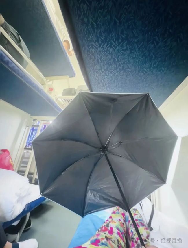 女生坐火车卧铺打伞遮隐私