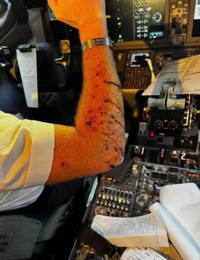 美国客机遭不明物体撞击挡风玻璃碎裂