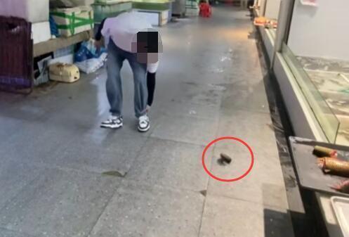 顾客买鱼不杀遭扔秤砣 商贩被行拘