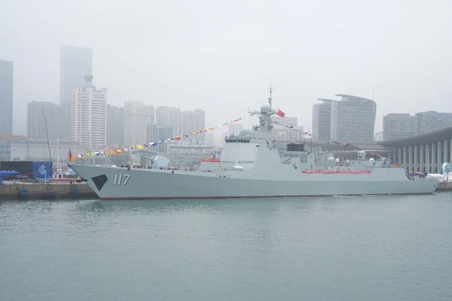 舰艇开放活动，海军小姐姐太宠娃了！