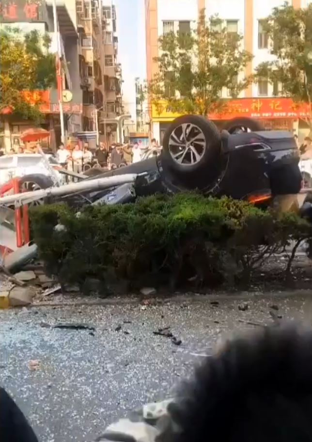 肇事汽车撞倒灯柱后，车身反转才停低，司机及一名男乘客未有受伤。