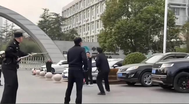 路虎车主见义勇为 品牌方回应要表示