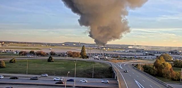 美国一飞机坠毁 附近大楼被撞 UPS货机起飞后坠毁