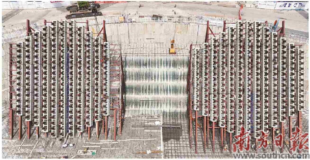 狮子洋通道主桥锚碇后锚梁精准落位。南方日报记者 石磊 通讯员 粤交集宣 摄