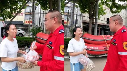 救援队撤离榕江村民送红鸡蛋,双向奔赴超暖!