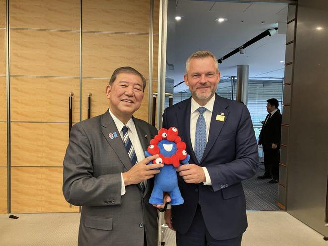 日媒:石破茂宣布辞职后首次更新社媒贴出照片,有日本网民称他看起来如释重负