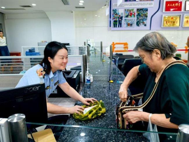 重庆的哥帮老人找回丢失现金