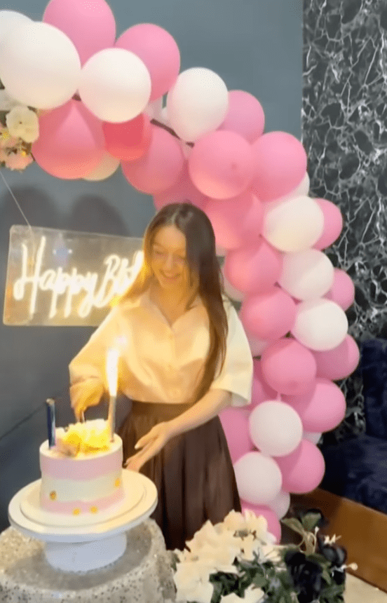 莎娜刚庆祝17岁生日，未料遭狂迷枪杀。