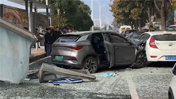 驾驶员连续咳嗽误踩油门3连撞