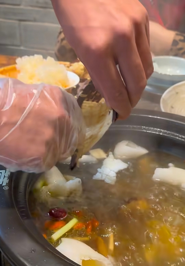 网友在云南吃野生菌服务员当面锁锅