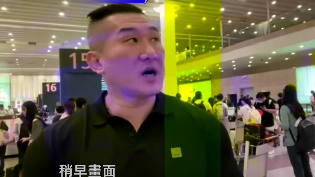 “馆长”10日晚间抵达上海浦东机场，直呼机场很大，厕所漂亮又清洁。