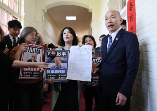 图为民进党“立法院”党团干事长吴思瑶（中）等人前往院长室，刚回到“立法院”的院长韩国瑜（右）立即开门了解情况，并接下民进党团要求协商的提案。