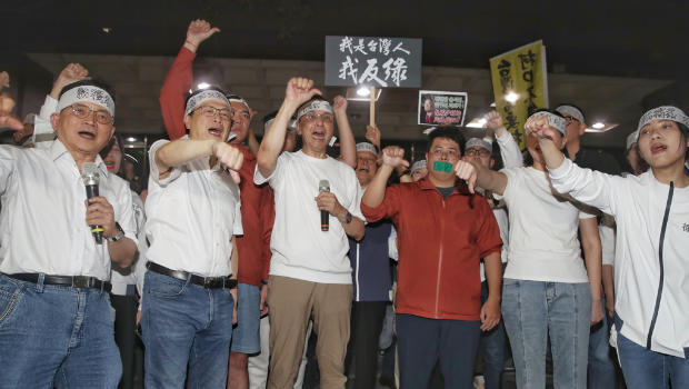 图为检调侦办罢免死亡连署案，国民党支持者17日晚间聚集在北检外，国民党主席朱立伦（前排中）与党籍“立委”们在北检外抗议。