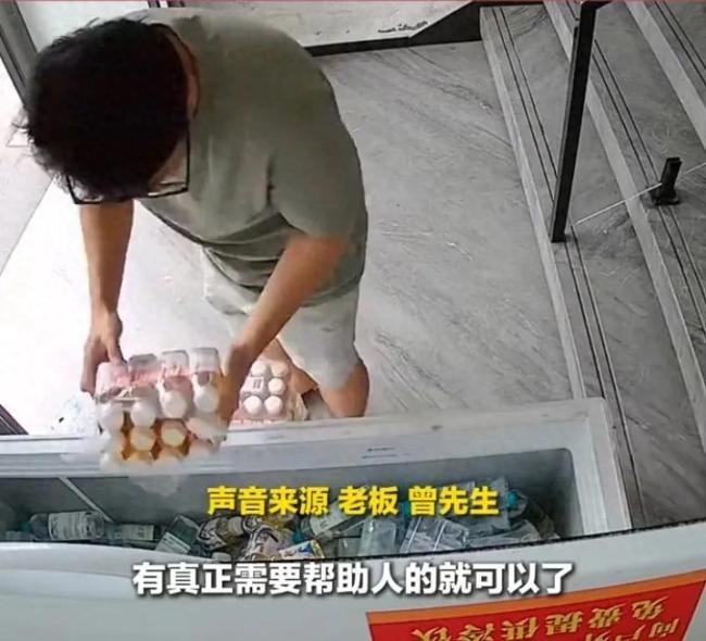 老板开补给站免费送出近万瓶水 有人成箱送有人成袋拿