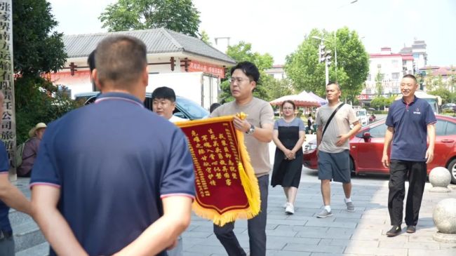 司机脑出血最后10秒救下整车人