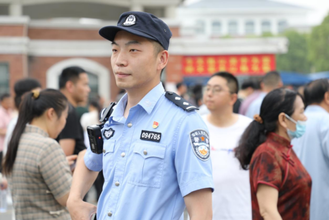 老师变警察考场外与学生重逢