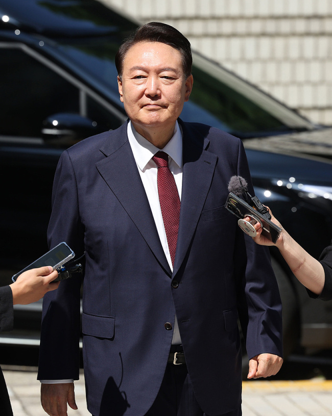 韩媒曝逮捕尹锡悦细节:被10余人架住四肢,手臂被拉到“快脱臼了”