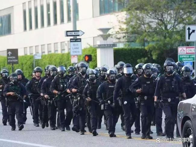 洛杉矶街头抗议者挑衅警察后被抱摔